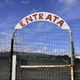 Dopo aver costeggiato un grosso distributore di benzina, ci troviamo di fronte a una scritta rossa che recita �Entrata�. Il cartello � circondato da un�alta recinzione che non permette di scrutare cosa ci sia dall�altra parte